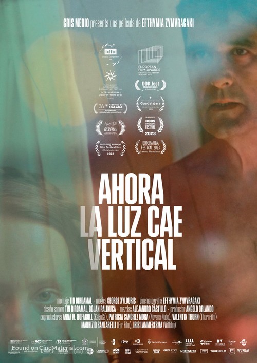 Ara la llum cau vertical - Spanish Movie Poster