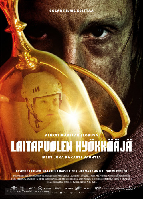 Laitapuolen hy&ouml;kk&auml;&auml;j&auml; - Finnish Movie Poster