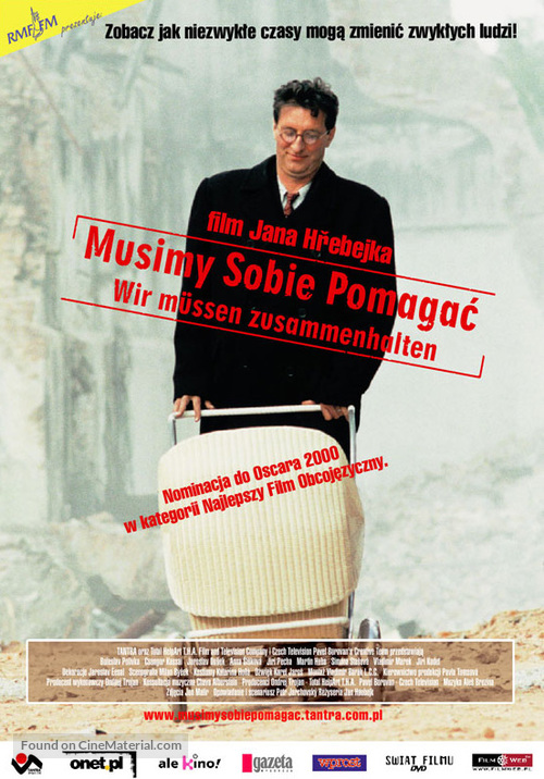 Mus&iacute;me si pom&aacute;hat - Polish poster